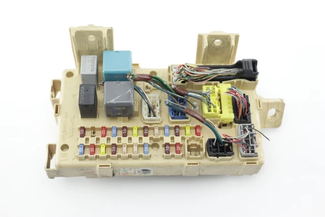 Boîte à Fusibles Toyota Avensis T25 82641-CA010-F