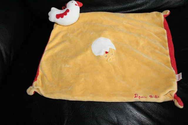 Doudou plat jaune et rouge DPAM BÉBÉ avec poule scratch brodé oeuf poussin 30 cm