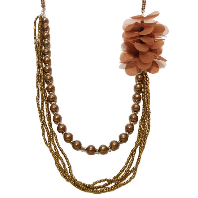 Collier De Perle Sur Le Tissu De Dentelle Image stock - Image du perles
