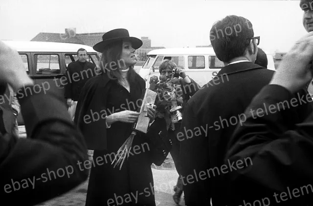 Foto Diana Rigg Ankunft Flughafen München - Riem James Bond Premiere Film 1969