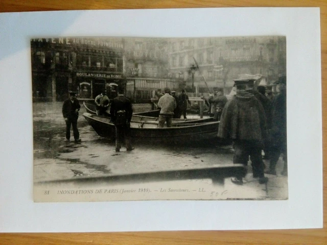 Cpa INONDATIONS DE PARIS janvier 1910 les sauveteurs LL animée