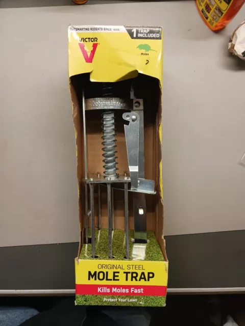NEW Victor 0645 Plunger Style 6 spike Mole Trap Lawn Garden Rodent Control