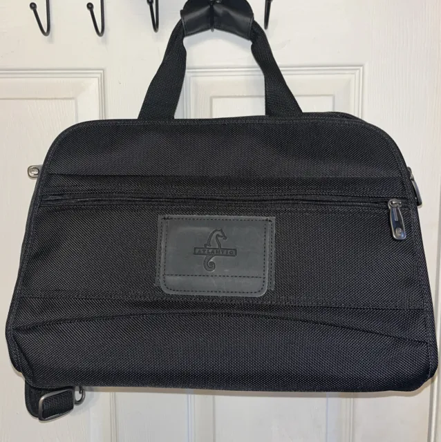 https://www.picclickimg.com/RzAAAOSwiRVlmW2a/NWT-Atlantic-Luggage-Black-Travel-Weekender-Carry-On.webp
