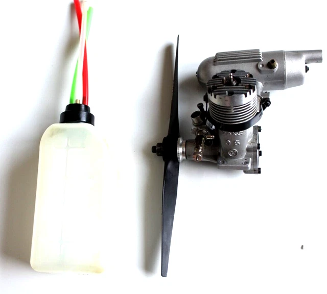 Ancien Modèle D'avion Moteur à Combustion Interne à Deux Cycles Sur Blanc Image508331725