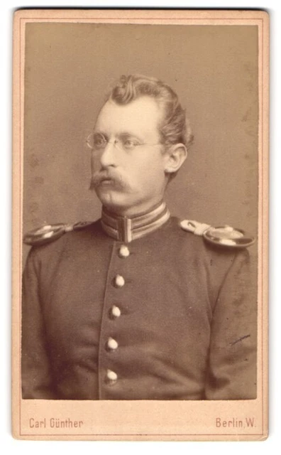 Fotografie Carl Günther, Berlin, Behrenstr. 24, Garde-Offizier in Uniform mit E