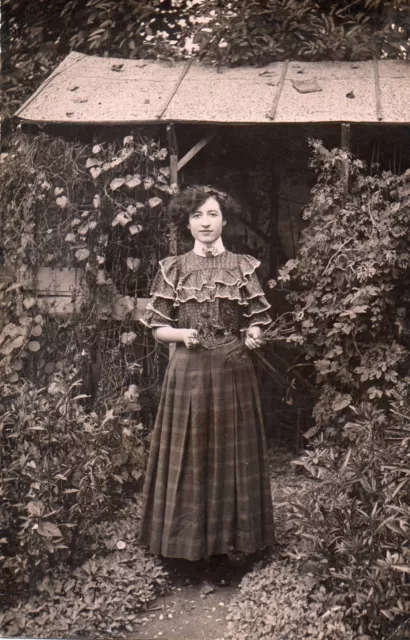 BD810 Vintage Photo Card RPPC Women Woman Fashion Fashion Dress Dress Garden