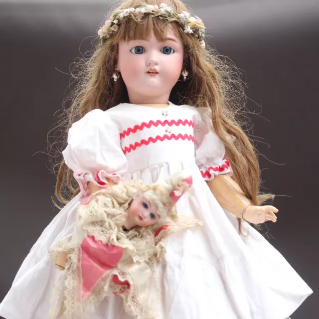 Rare poupée en porcelaine à la mode antique en vêtements de soie des années 1910 3