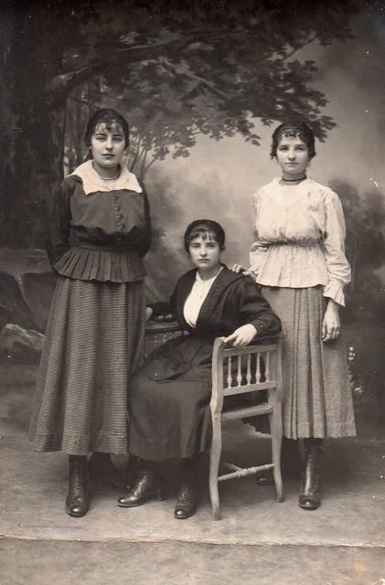 BL766 Carte Photo vintage card RPPC Femme mode fashion assis banc décor studio