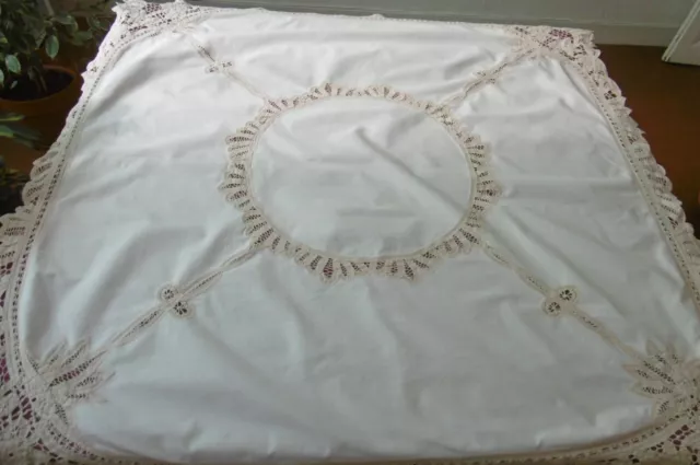 Belle nappe avec ENTREDEUX et entourée de DENTELLE