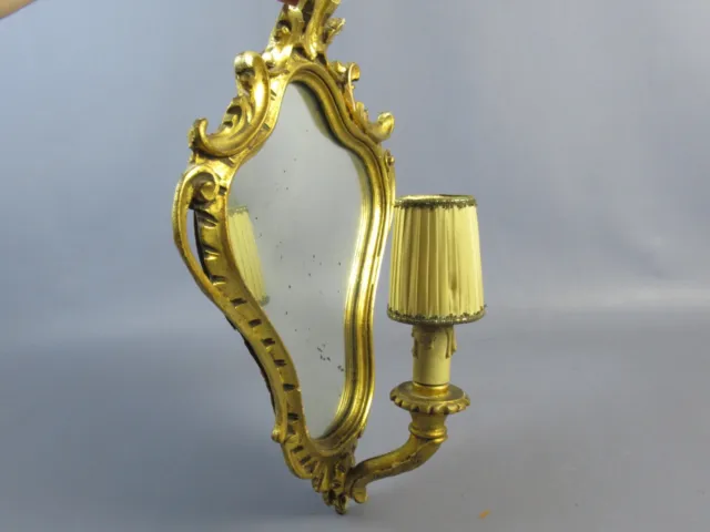 Antico applique in legno dorato con luce specchio con lampada a cappello