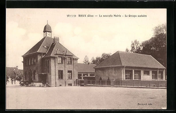 CPA Rieux, La nouvelle Mairie, Le groupe scolaire