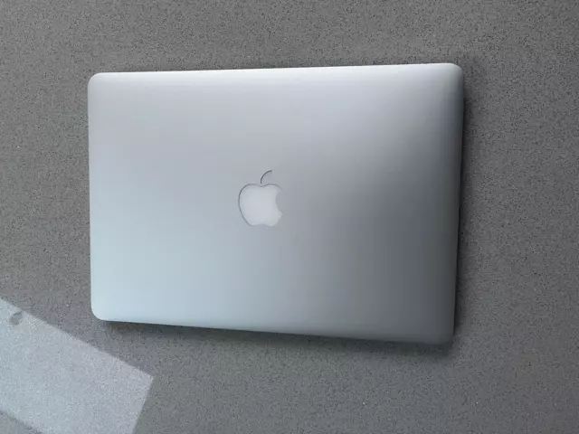 Apple MacBook Pro 13.3" A1502 - Core i5, 2.7ghz - 8GB RAM - 128GB SSD