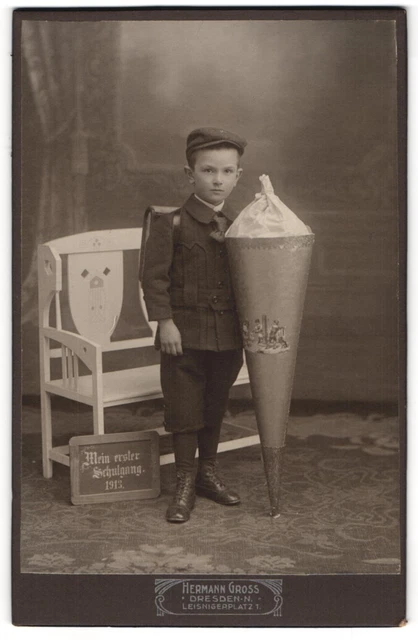 Fotografie Hermann Gross, Dresden, junger Knabe mit lebengroßer Zuckertüte und