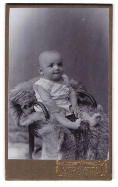 Fotografie Otto Martin, Dresden-Löbtau, Säugling mit großen Augen auf einem Fel