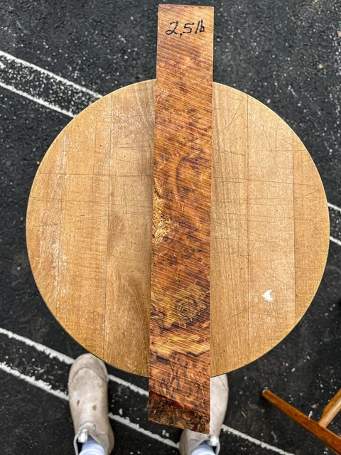 Cuadrado giratorio Thuya Burl 2 x 2 x 15-3/8