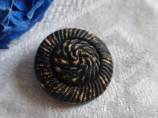Bouton ancien en verre noir moucheté doré travaillé diamètre: 2,3 cm D12B