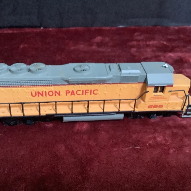 Bachmann HO Diesel Locomotive Union Pacific 866. Tested, Works.