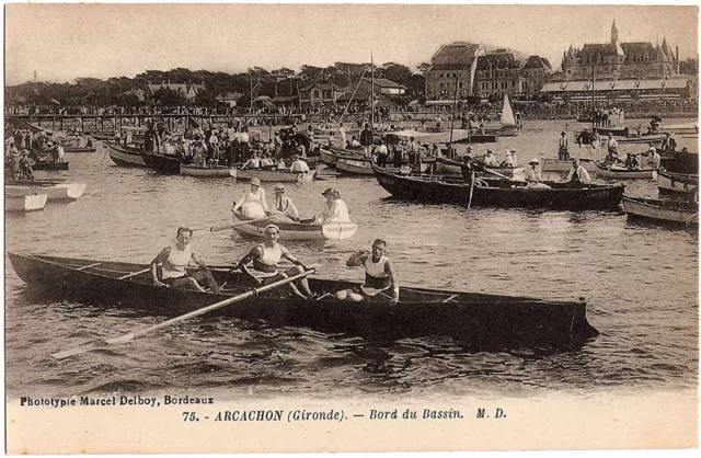 ARCACHON (33) - Belle scène de régate à la rame au bord du bassin