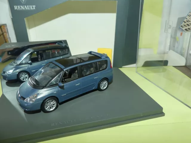 RENAULT ESPACE IV Bleu UNIVERSAL HOBBIES 1:43