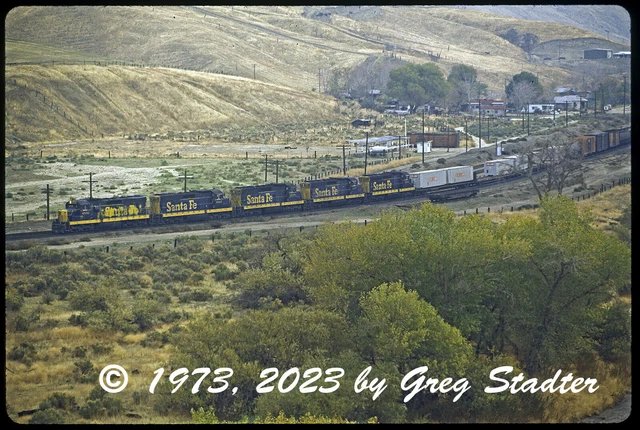 Santa Fe #4532 leads 5 EMD SD24s descending Tehachapi at Caliente, CA (1973)