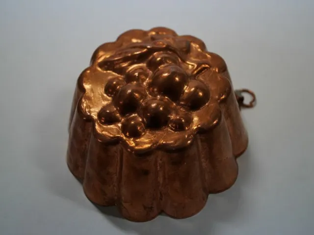 n14) Alte kleine Kupfer Backform Puddingform Form Traube Dekor Rund Ø ca. 10cm