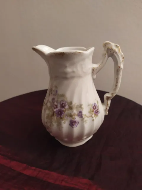 Ancien petit pot à lait porcelaine , décor floral violettes ?