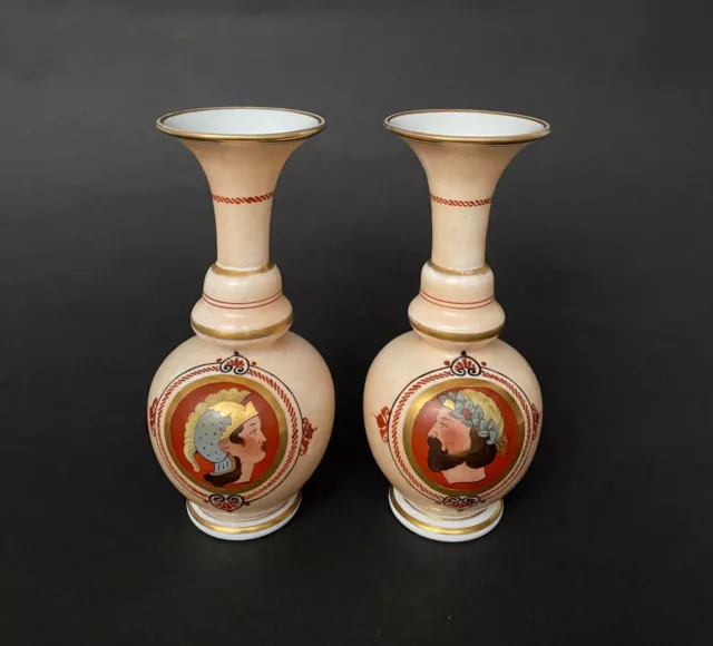 Paire de vases en opaline XIXe décor à l'Antique rehaussé de dorure H6511
