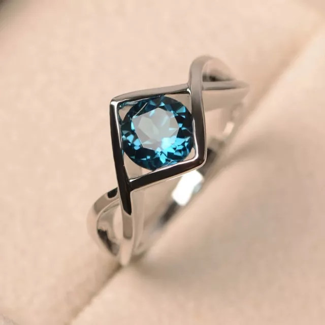 Vintage Rund Blau Diamant Verlobung Solitär Infinity Twist Ring Weißgold Finish
