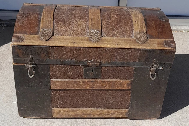 ANTIQUE LARGE VICTORIAN Camel Back Dome Top Wood & Metal Steamer Trunk