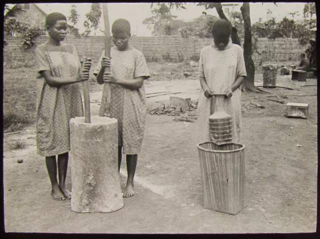 Glass Magic Lantern Slide AFRICAN WOMEN PREPARING FOOD NO2 C1910 PHOTO AFRICA