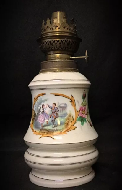 Très belle ancienne lampe à pétrole XIXème en faïence décor floral et couple