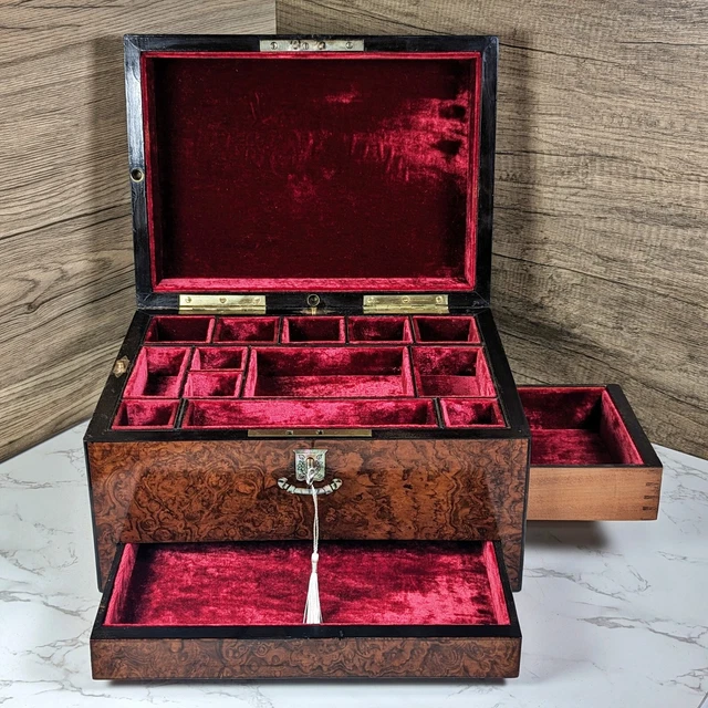Caja de joyería de nogal con rebaba victoriana fina.