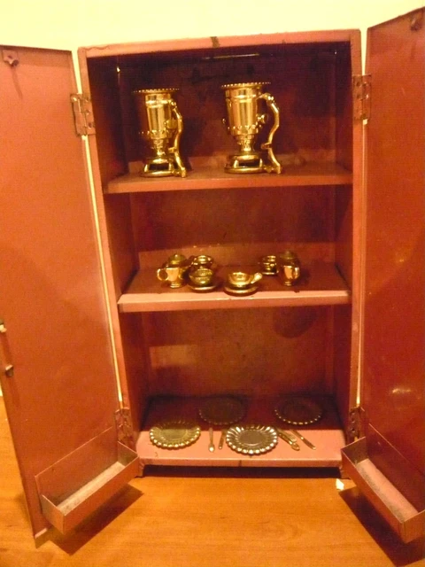 Ancienne Armoire De Poupée En Bois – Années 60/70 – Remplie D'affaires – France