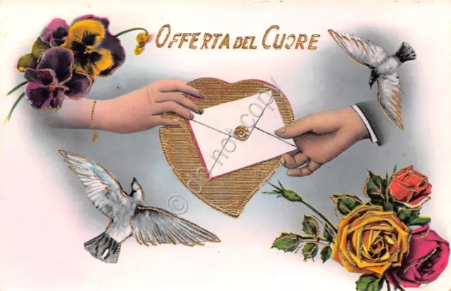 Cartolina innamorati Offerta del cuore oro in rilievo 1957