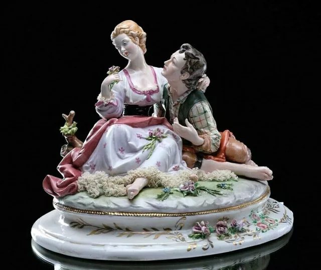 Statuina Porcellana Capodimonte firmata Merli donna uomo innamorati sopramobile