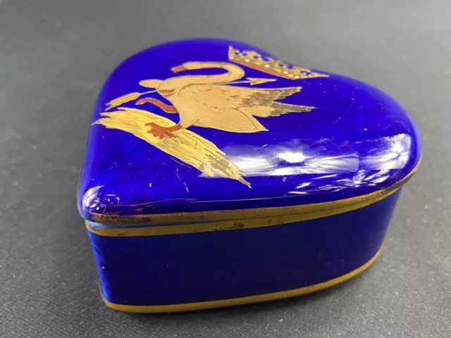 Boite en porcelaine à décor de cygne à la couronne or sur fond bleu nuit Blois 3
