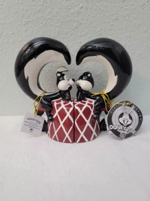 Looney Tunes Pepe Le Pew & Penelope Love Salt & Pepper Shakers Magnetic Skunk