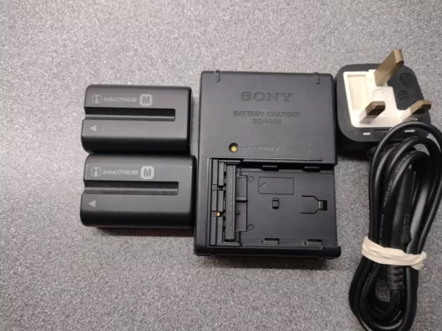 TWO Sony NP-FM500H DSLR Batterys And BC-VM10 Charger A200/350/A68/A77 etc
