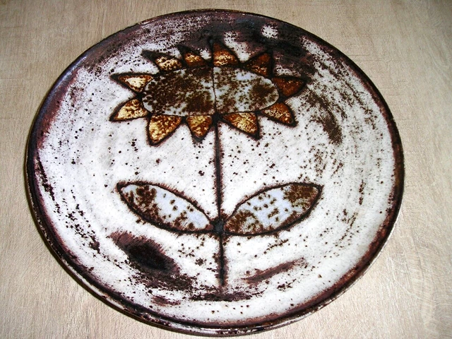 ASSIETTE en GRES VERNISSE - DECOR au FLEUR -VALLAURIS ? BORNE ? TIMBRE signature