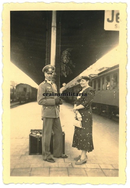 Orig. Foto Soldat bei Abschied am Bahnhof JENA Zug Eisenbahn Schild Frau