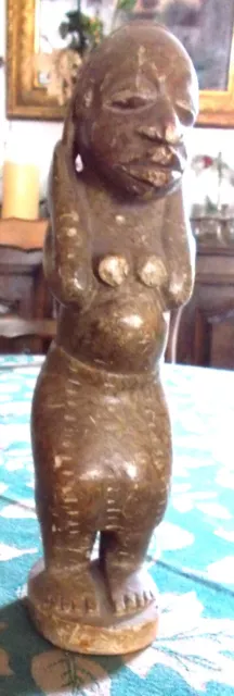 ancienne Statuette africaine en piere sculpté