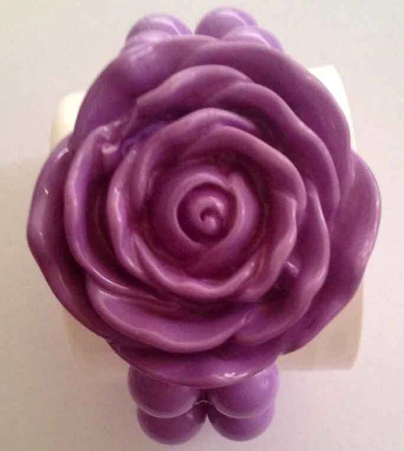 Bracelet Fantaisie Femme – Perles Mauves Terminé Par Une Grosse Rose Mauve, Neuf Sans Emballage
