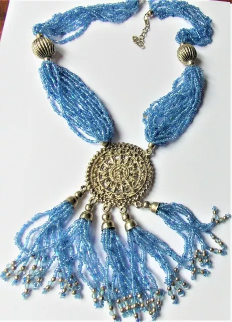 COLLIER  PENDENTIF FANTAISIE  FABRICATION ARTISANALE PERLES DE VERRE bleu