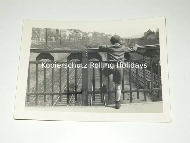 Historisches Foto–kleiner Junge–Kleistbrücke (Saarbrücken?)-Zug-Gleise–1934