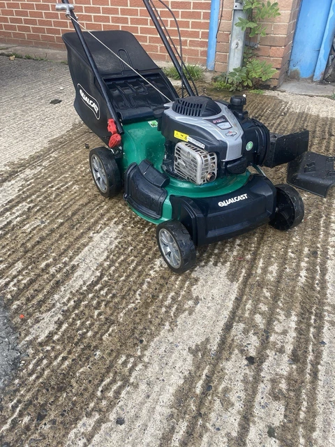 thumbnail image 2 of Manual Lawn Aerator & Scarifier Tool With Handle - 1.7M Dethatching Rake For Moss Removal & Soil Care 2 of 13