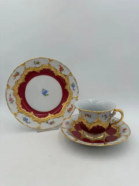 MEISSEN - B-Form Kaffee-Prunkgedeck 3 tlg. rot, Goldbronze, gestreute Blume 1. W