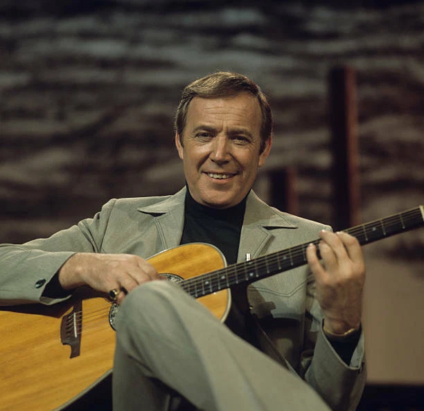 Irish singer Val Doonican performs on a BBC TV show 1970 OLD MUSIC PHOTO