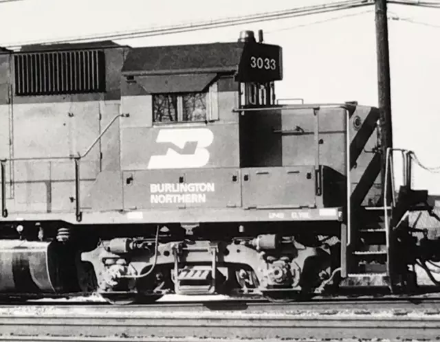 Burlington Northern Railroad BN #3033 GP40 Locomotive Train Photo Aurora IL 1983