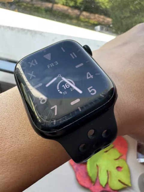 Apple Watch Series 7 45 mm Aluminiumgehäuse mit Sportarmband in Mitternacht...