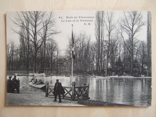 Cpa Paris (75) Bois De Vinennes Le Lac Et Le Passeur. Boats. Walkers